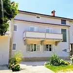 Apartment Mit Terrasse Fuer 9 Personen By Interhome