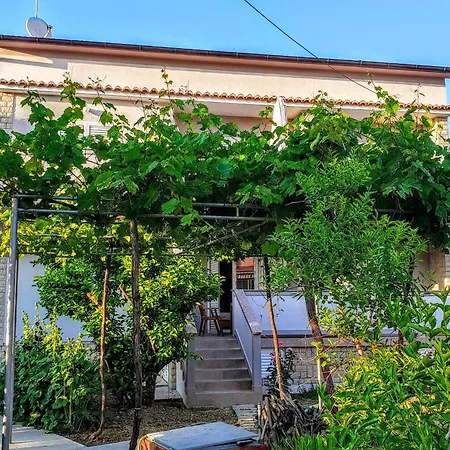 Apartman Mit Terrasse Fuer 9 Personen By Interhome