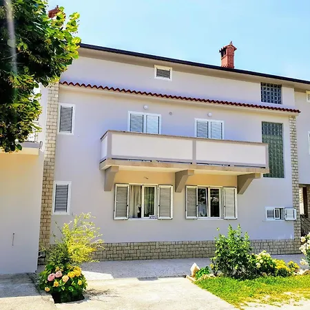 Apartman Mit Terrasse Fuer 9 Personen By Interhome