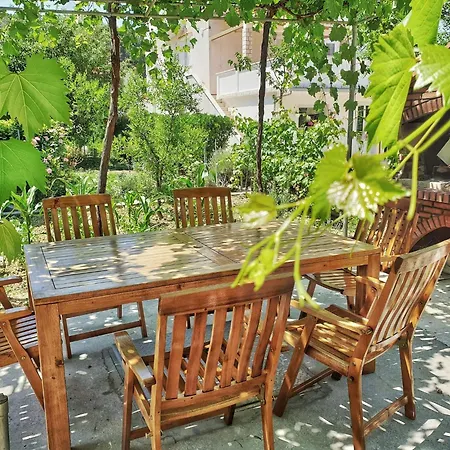 Apartman Mit Terrasse Fuer 9 Personen By Interhome